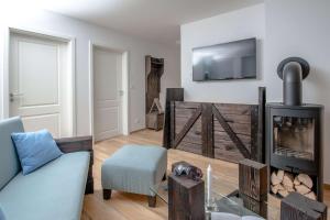 a living room with a couch and a fireplace at Ferienwohnung Hafen in Neuendorf am See