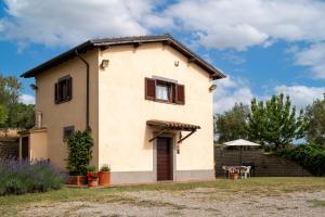 a house in the middle of a yard at Casaletto della musica in Viterbo