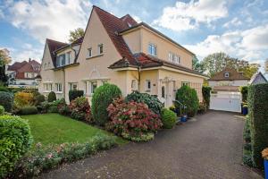 ein großes Haus mit einem Garten davor in der Unterkunft Ferienwohnung Bleichen in Stralsund