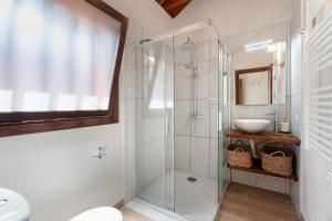 a bathroom with a shower and a sink at Complejo Rural Pajar de Bento in Agulo +45 photos