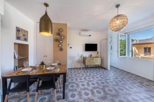 a dining room with a table and chairs and a television at Casa Royale Appartamento Terra in Lierna