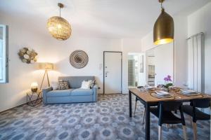 a living room with a table and a blue couch at Casa Royale Appartamento Terra in Lierna