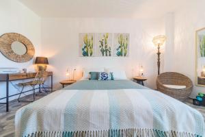 a bedroom with a bed and a desk at Casa Royale Appartamento Terra in Lierna
