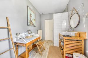 a bathroom with two sinks and a mirror at Échappée Bel in Arveyres