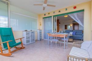a living room with a table and chairs at Casa Verdeblu in Porto Azzurro