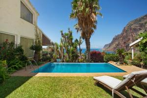 a swimming pool in the yard of a house at Bela Vigia in Jardim do Mar