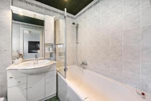 a white bathroom with a sink and a bath tub at Carpe Diem - Ferienwohnung in Görlitz +29 photos