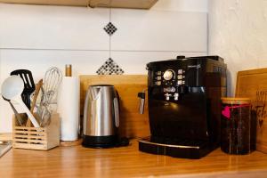 a coffee maker sitting on top of a kitchen counter at Buchhaus Vier - Erdgeschoss in Kirchenlamitz +14 photos