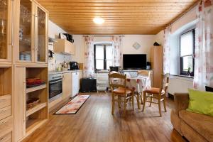 a kitchen and living room with a table and chairs at Buchhaus Vier - Erdgeschoss in Kirchenlamitz
