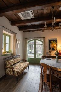 a living room with a couch and a table at Alsópetényi Vendégházak in Alsópetény