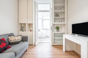 a living room with a couch and a flat screen tv at Sa Babbajola in Cagliari