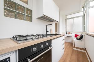 a kitchen with a stove and a sink at Sa Babbajola in Cagliari