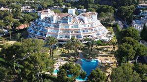 an aerial view of a large building with a pool at Parque Miraflores in Mijas
