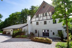 a white house with a red roof at Michels Mühle - Pitt sin Atelier in Brilon