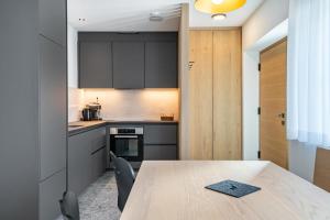 a kitchen with a table and chairs in a room at Mountain Meadows Apt 1 in Valdaora