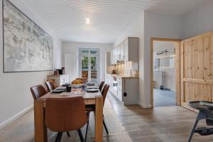 a kitchen and dining room with a table and chairs at Reit- und Ferienhof Alte Dorfschule in Holstenniendorf