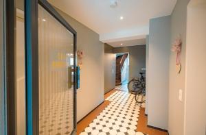 a hallway with a glass door with a checkered floor at Alte Konditorei in Lindau