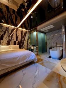 a bedroom with a bed and a bath tub at 델루나호텔 부평점 in Incheon