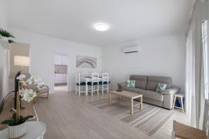 a living room with a couch and a table at Refúgio Estrela do Mar in Quarteira