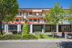 a building with a courtyard in front of it at Appartamento Croce del Sud 8 in Bibione