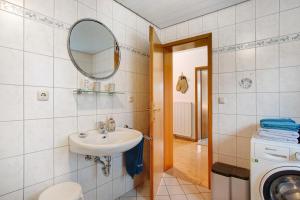 ein Badezimmer mit Waschbecken und Spiegel in der Unterkunft Ferienwohnung Hönneblick in Balve + 12 Fotos