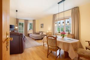 ein Wohnzimmer mit einem Tisch und einem Sofa in der Unterkunft Ferienwohnung Hönneblick in Balve