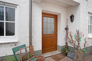 eine Holztür an einem weißen Haus in der Unterkunft Ferienwohnung Hönneblick in Balve
