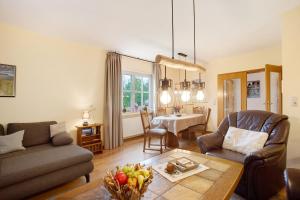 ein Wohnzimmer mit Sofa und Tisch in der Unterkunft Ferienwohnung Hönneblick in Balve
