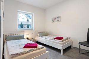 a bedroom with two beds and a window at Speicherhäuschen Maren in Geeste