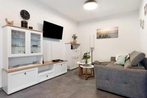a living room with a couch and a tv at Speicherhäuschen Maren in Geeste