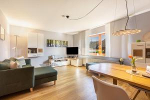 a living room with a couch and a table at Ferienwohnung Klein und Fein in Edertal