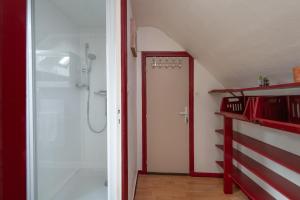 a bathroom with a shower and a glass door at L'idéal, wifi, proche mer et Vannes in Noyalo