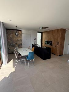 a kitchen and dining room with a table and chairs at Santa Rosalia Lake & Life resort in Torre-Pacheco