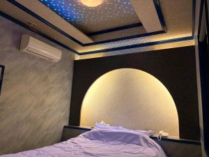 a room with a bed and a ceiling with a window at 福井ホテルシルビア in Fukui