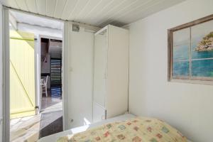 a bedroom with a bed and a window at Studio piscine partagée in Bretignolles-sur-Mer +20 photos