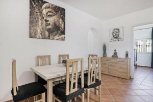 a kitchen and dining room with a table and chairs at Casa Pilar in Ronda