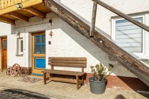 a wooden bench sitting in front of a house at Möblierte Wohnung Ferienwohnung in Aicha vorm Wald