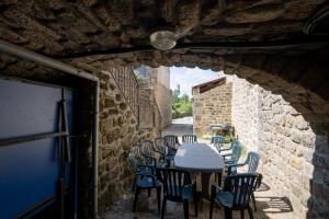 eine Gasse mit einem Tisch und Stühlen in einem Gebäude in der Unterkunft Hamlet in Lablachère