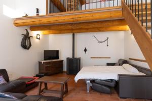 ein Wohnzimmer mit einem Bett und einer Treppe in der Unterkunft Hamlet in Lablachère