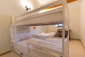 ein Schlafzimmer mit zwei Etagenbetten in der Unterkunft Hamlet in Lablachère + 21 Fotos