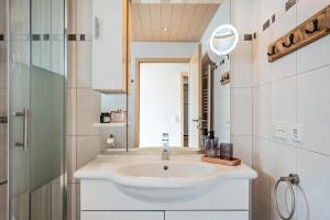 ein Badezimmer mit Waschbecken und Spiegel in der Unterkunft Rudemsmännchen in Eisenbach + 24 Fotos