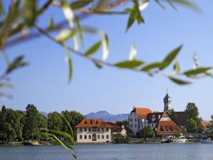 a town on the shore of a body of water at Ferienwohnungen Merkle in Wasserburg