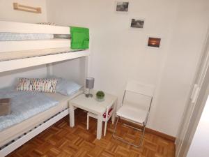 a small room with a bunk bed and a table at Ferienhaus Höhenflug in Attendorn