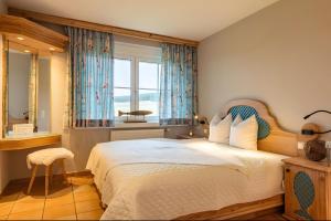 a bedroom with a large bed and a window at Taun Hövt in Groß Zicker