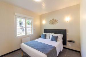 a bedroom with a bed and a window at Gite 4 de l'Orée du Bois in Thenon +17 photos