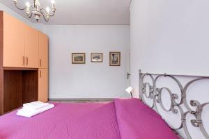 a bedroom with a bed with a pink blanket at Depandance Resort in Borgo San Lorenzo