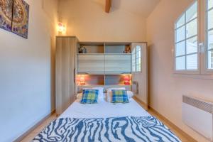 a bedroom with a bed and a window at Madrague St Vincent Apt B in Le Grau-dʼAgde +20 photos