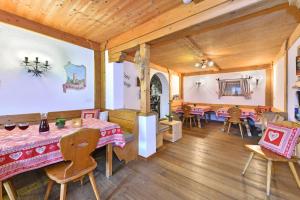 a restaurant with tables and chairs in a room at Birkenhof - Wohnung Bichel in Sluderno
