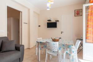 a living room with a table and chairs and a couch at Leondoro - Pirandello in Santa Flavia