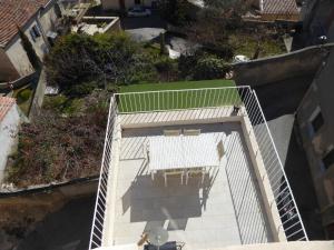an overhead view of a stairway with a table and benches at Maison de Village in Puimoisson
